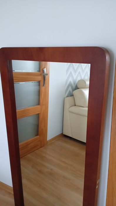 Lustro w drewnianej ramie