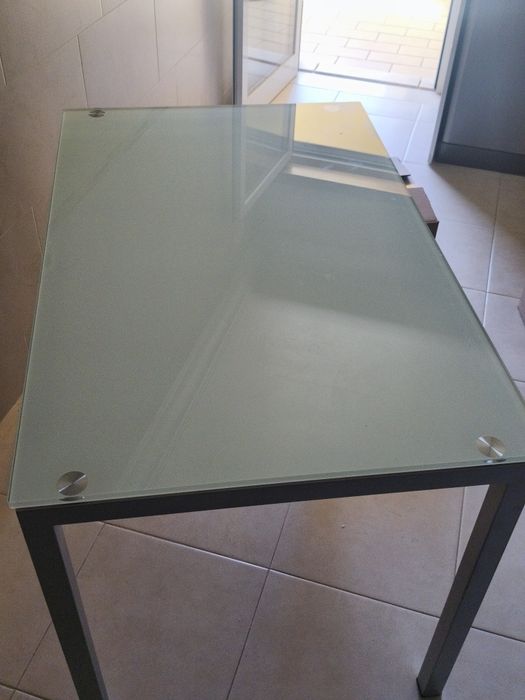 Mesa de cozinha  com tampo de vidro fosco