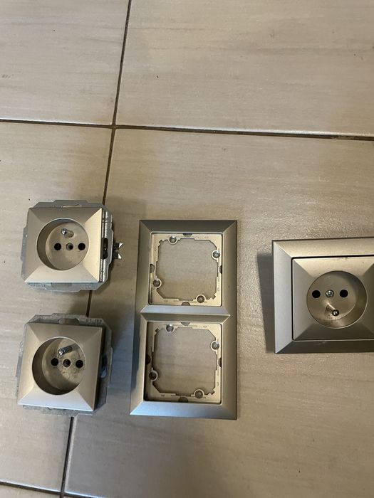 Kontakty w kolorze zlotym