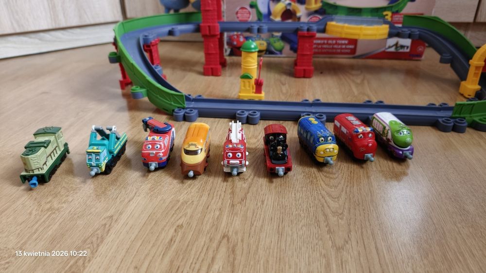 Zestaw TOMY Stacyjkowo Stare Miasto + ciuchcie
