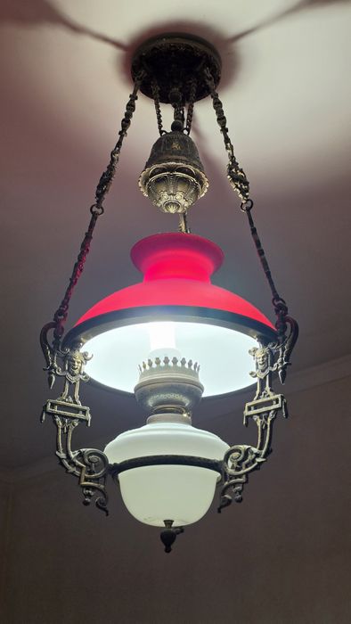 Candeeiro suspenso antigo em latão e vidro vermelho
