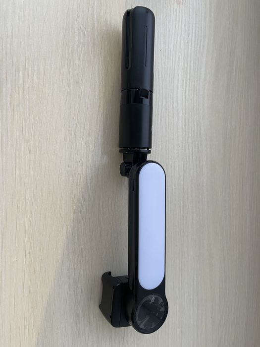 Штатив з лампою та Bluetooth кнопкою для телефону