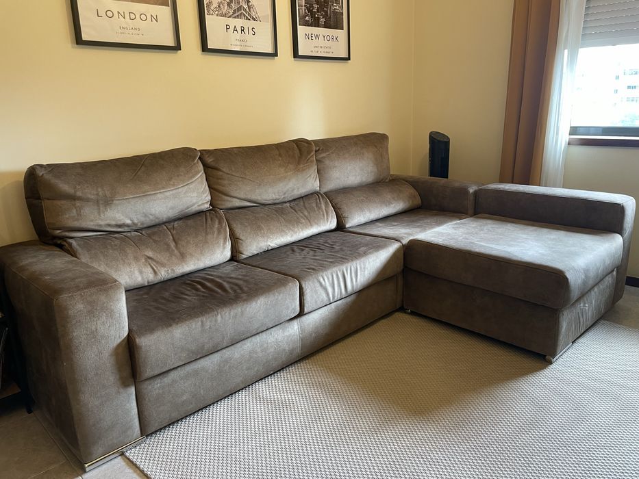 Sofá de três lugares com chaise longue reversível