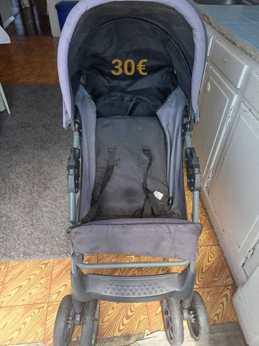 Coisas para bebé, berço, cadeira de comer e carrinho