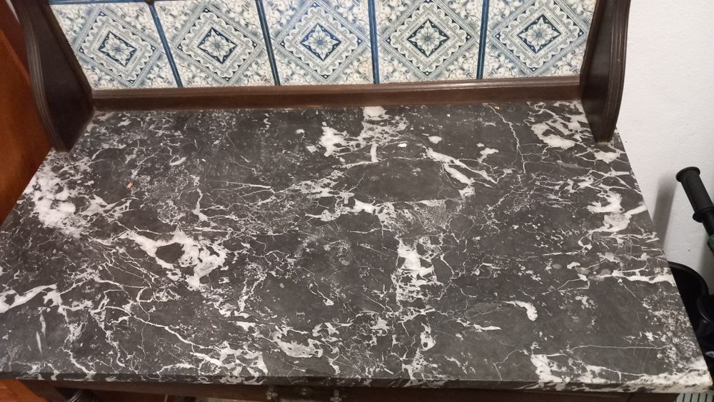 Mesa antiga de quarto