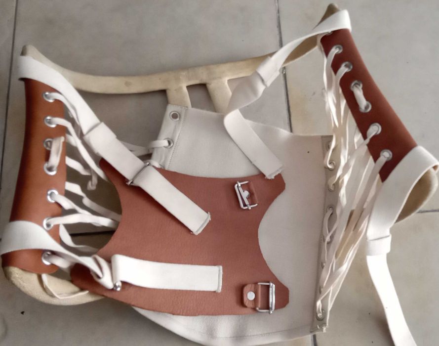 Colete abdominal e coluna, muito antigo