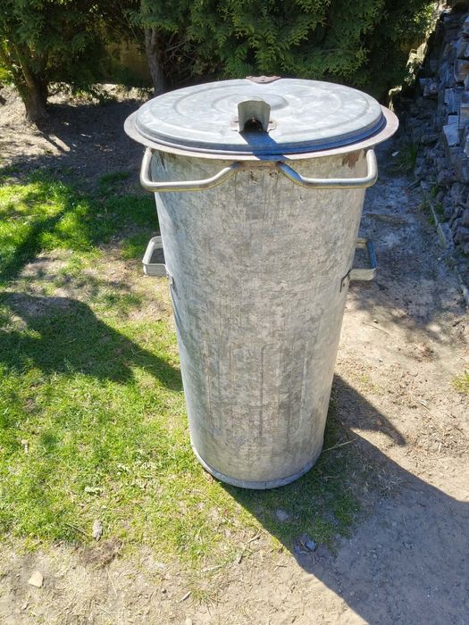 Metalowy kosz na odpady