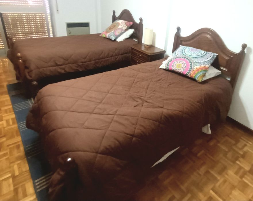 Duas camas de solteiro e mesa de cabeceira em madeira maciça