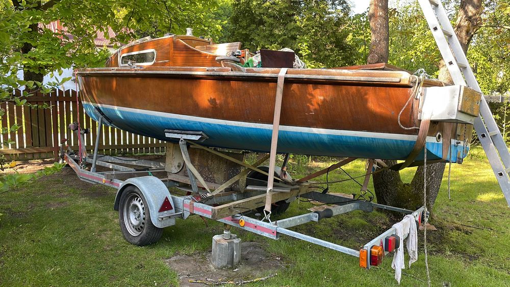 Jacht żaglówka łódka w stylu retro z przyczepą