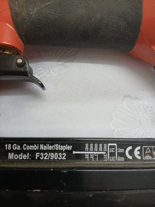 Pistolet pneunatyczny na gwozdzie zszywki