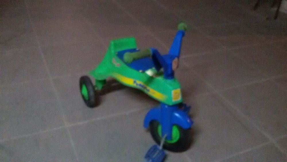 Triciclo + Cavalo (de peluche) + Cavalo (de baloiço)
