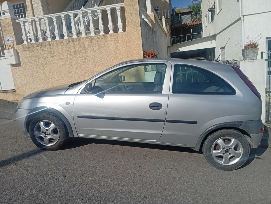 Opel Corsa  2 portas a gasolina em muito bom estado.. Contato 914980046