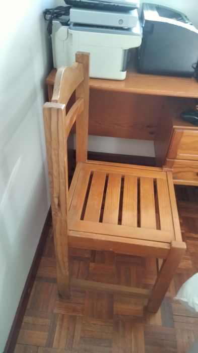 Secretária, cadeira, estante da secretária e uma mesinha cabeceira