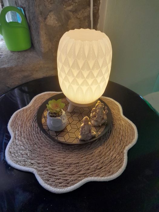 Candeeiro de mesa (moderno).