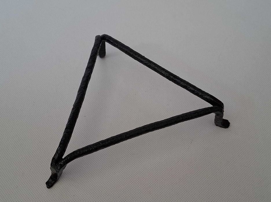 Trempe em ferro triangular, com 22x6cm, muito antiga
