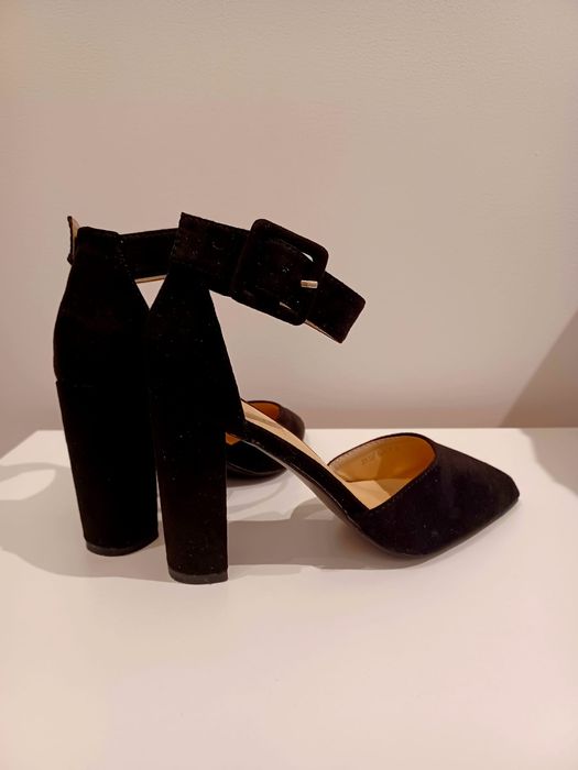 Czarne buty na obcasie klocku.