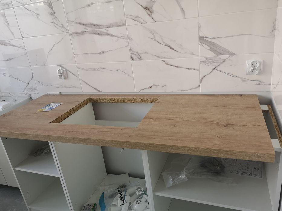 Blat kuchenny, nowy. Juz jest wycięty pod zlew. Ładny.