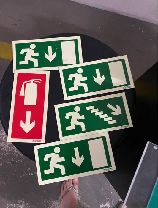 Vendo  prateleiras,,cinalizacoes e extintores de incendio