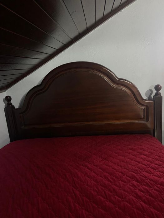 Cama de madeira com colchão e estrado