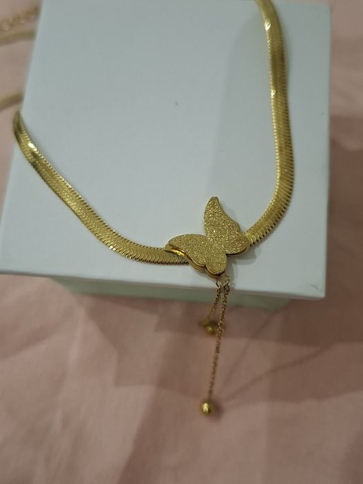 Colar / Gargantilha borboleta dourado em Aço
Novo