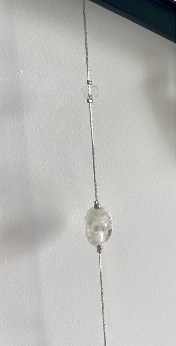 Colar prateado e branco