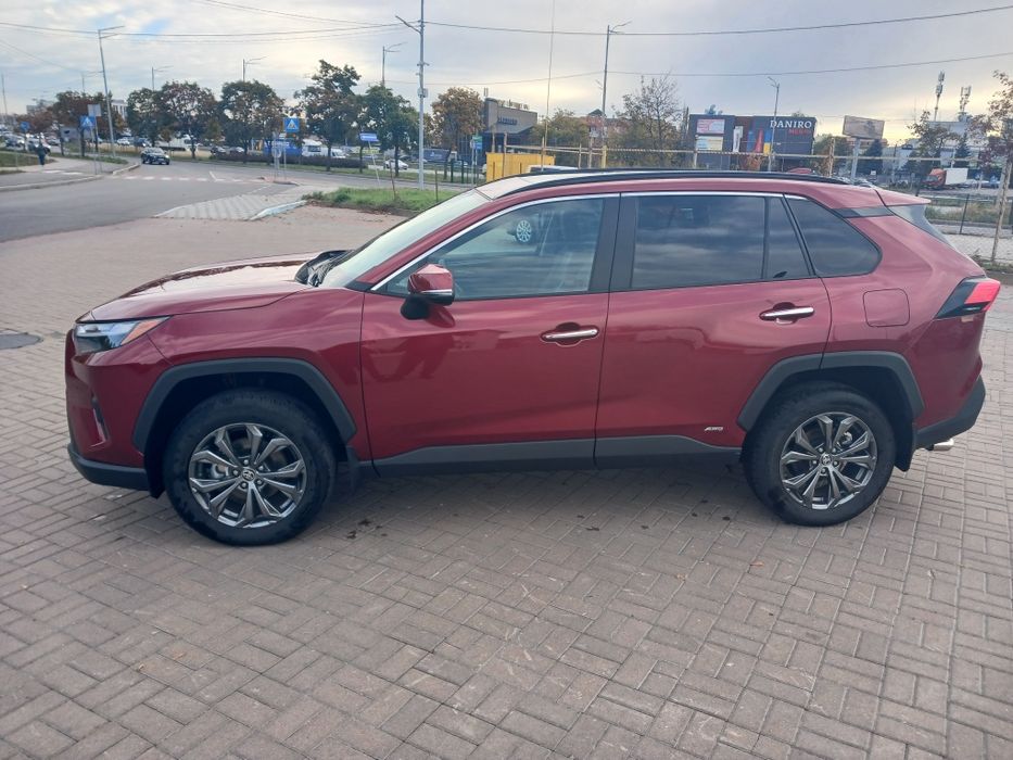Продам  Toyota Rav 4 Limited  гибрид2024