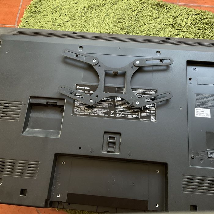 Televisão Panasonic TX-L32B6E + suporte de parede de metal