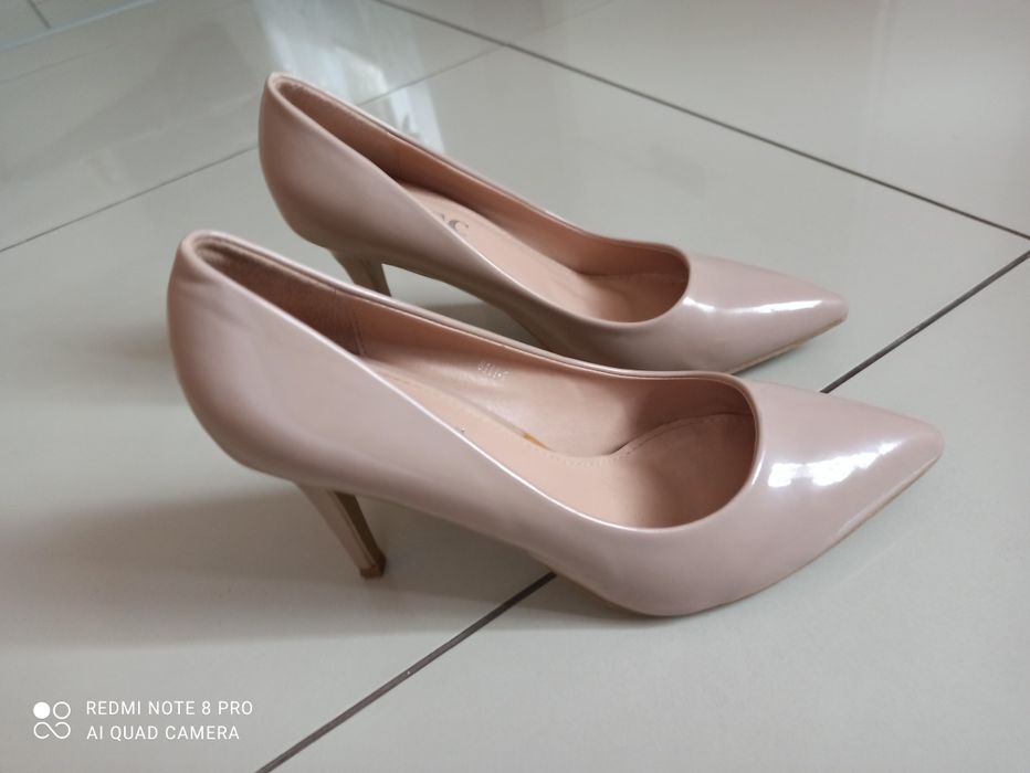 Nowe beżowe szpilki nude 39 lakierkowe