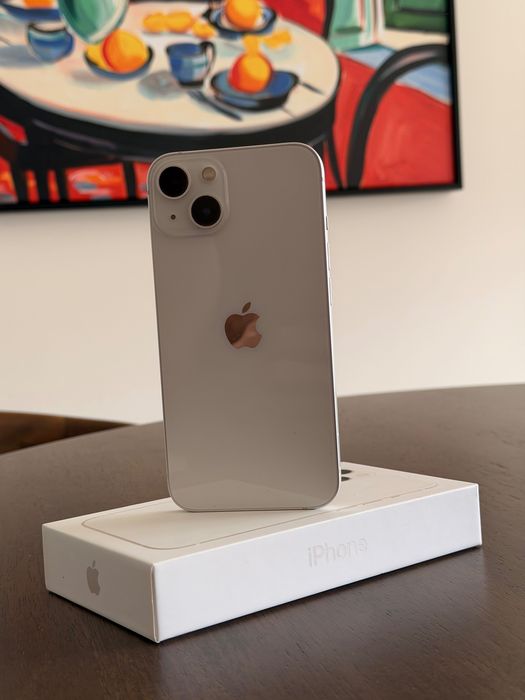 iPhone 13 branco com caixa e capas