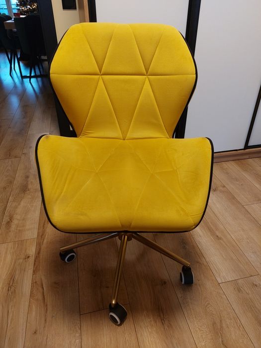 Fotel obrotowy w stylu skandynawskim