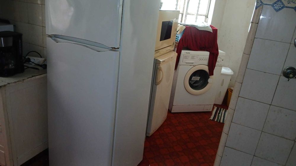 Dou moveis, loiça, frigo - Leiria