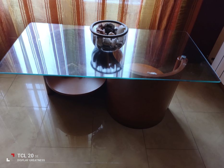 Mesa em madeira maciça e tampo de vidro