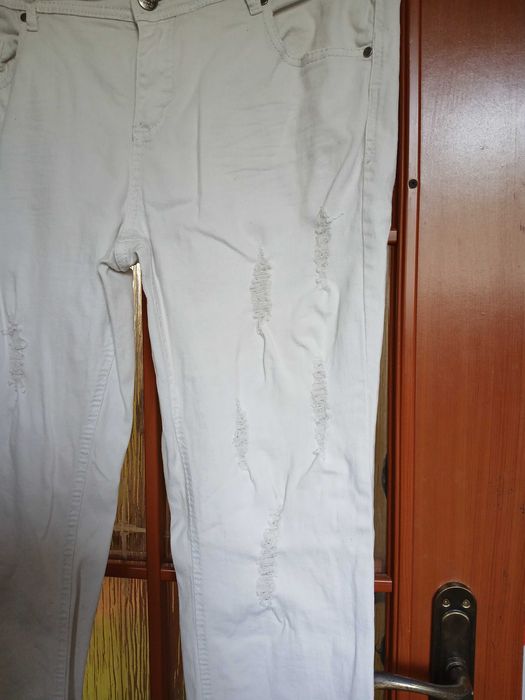 Białe spodnie elastyczne z rozcięciami waskie nogawki
