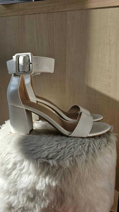 Białe sandały na słupku wesele