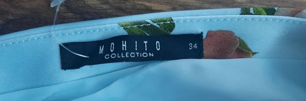Elegancka sukienka w kwiaty MOHITO 34
