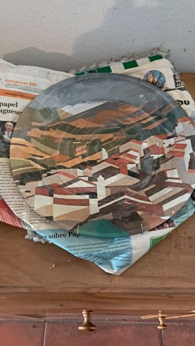 Pratos de vidro com decoupage de pintores famosos.