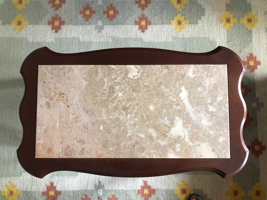 Mesa de centro em madeira com tampo em pedra