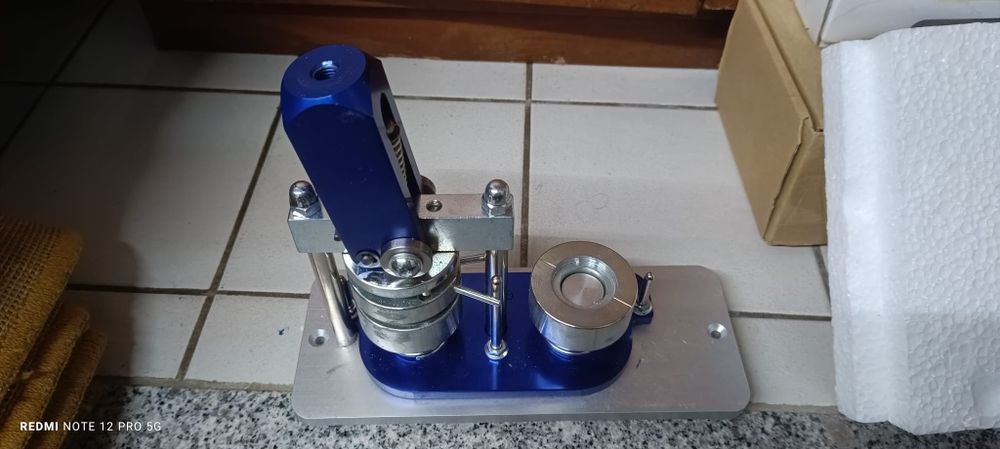 Máquina de fazer pins
