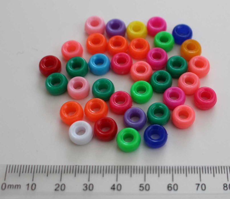 kolorowe koraliki plastikowe