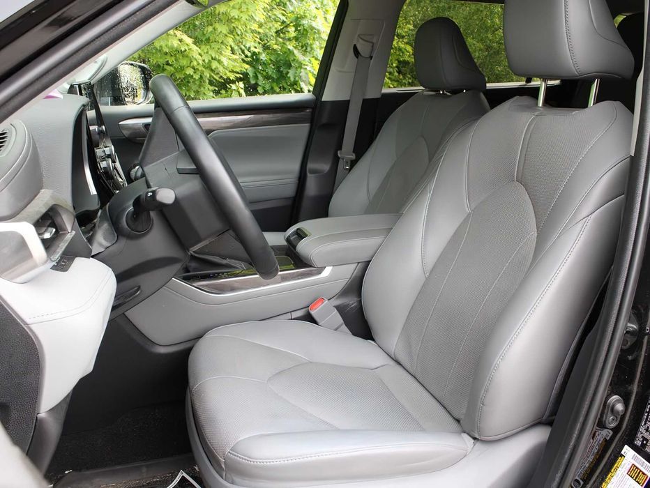 Toyota Highlander Hybrid Limited      2023