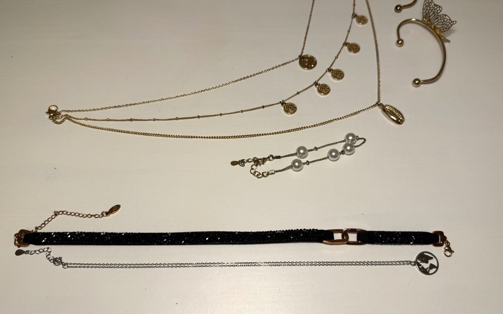 Zestaw biżuterii, naszyjniki, nausznica, bransoletka