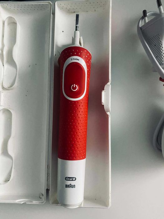 Электрическая зубная щетка oral-b