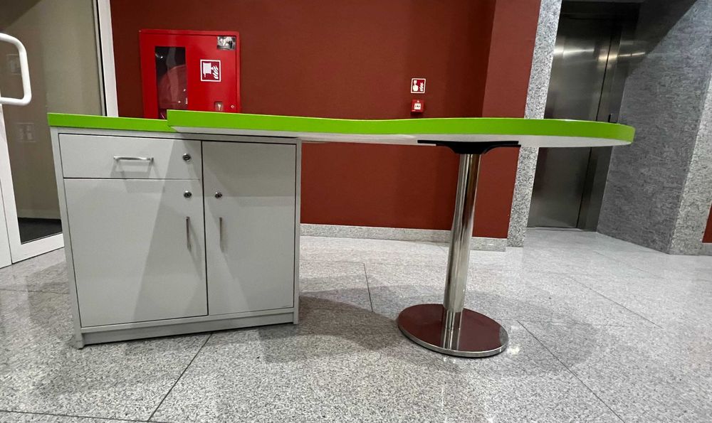 Zestaw nowoczesnych mebli biurowych - fotele i biurko