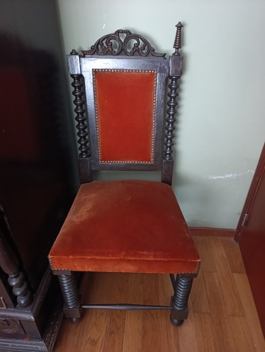 Co junto quarto: cama, 2 mesinhas, 1 cadeira e 1 cómoda