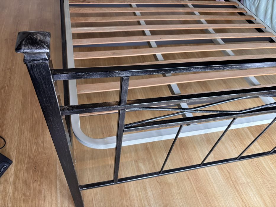 Cama em metal a imitar o ferro forjado