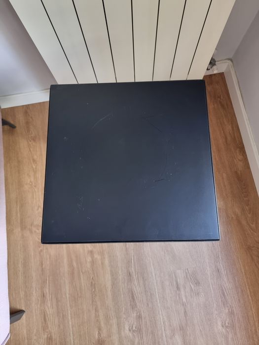 2 mesas de cabeceira/apoio