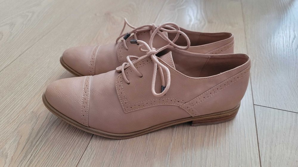 Półbuty damskie sznurowane
