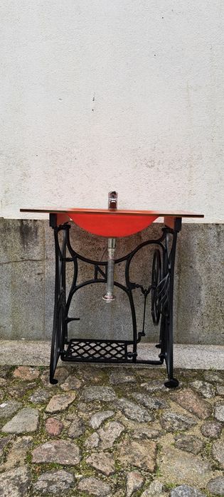 Vendo um lavatório usado com pé de maquina de costura