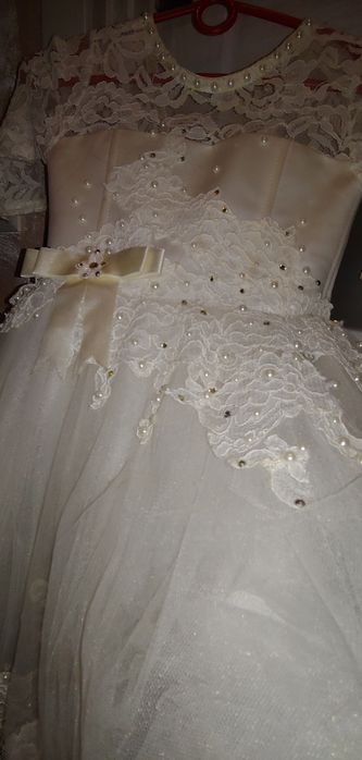 Дитяча святкова сукня.