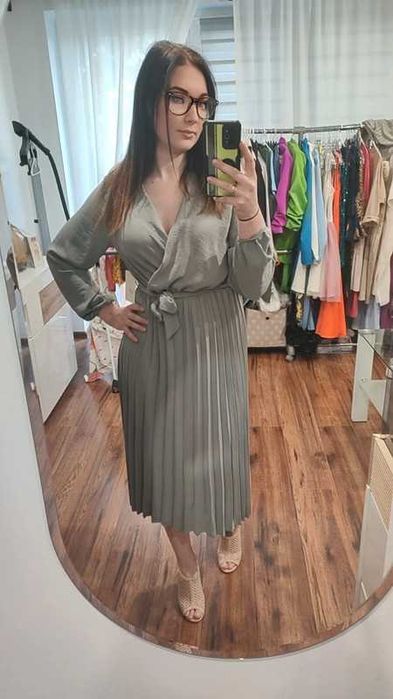 Sukienka wiązana z plisowanym dołem